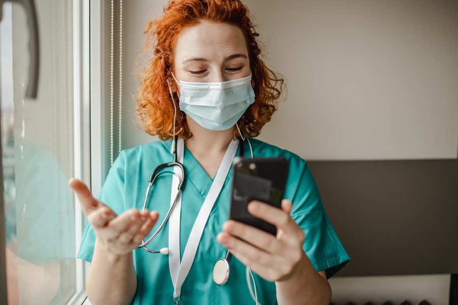 Infirmière d'astreinte au téléphone