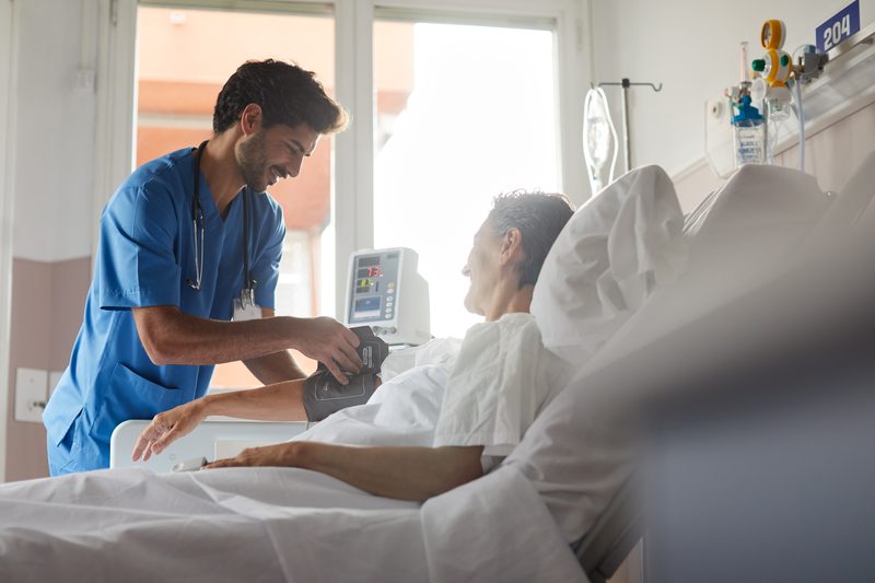 Infirmier de l'équipe I.P.A.D Médical au chevet d'un patient
