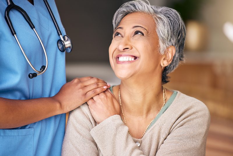 Infirmière rassurant une patiente